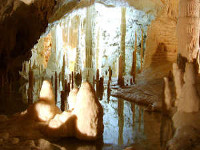 Profondità incantevoli delle Grotte di Frasassi