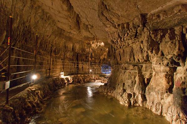grotte di stiffe il fiume sotterraneo d abruzzo che entra ed esce dalle viscere della terra