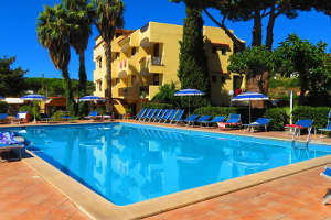 La piscina dell'Hotel Le Canne