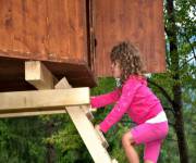 parco_tree_village_bambina_casetta