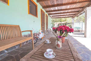 Le camere dell'agriturismo Agripaules affacciate sul cortile