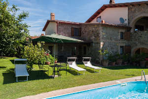 Vista con piscina dell'Agriturismo Fattoria dei cavalieri